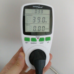 Photo d'un appareil mesurant la consommation électrique indiquant 40 watts
