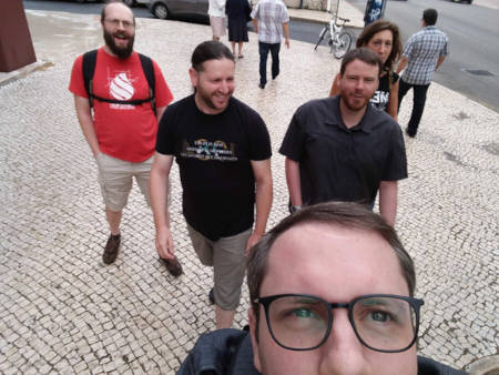 Les 5 membres d'Happyculture marchant dans une rue de Lisbonne