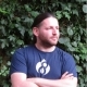 Photo de Edouard habillé d'un Tee Shirt Drupal 8 bleu marine